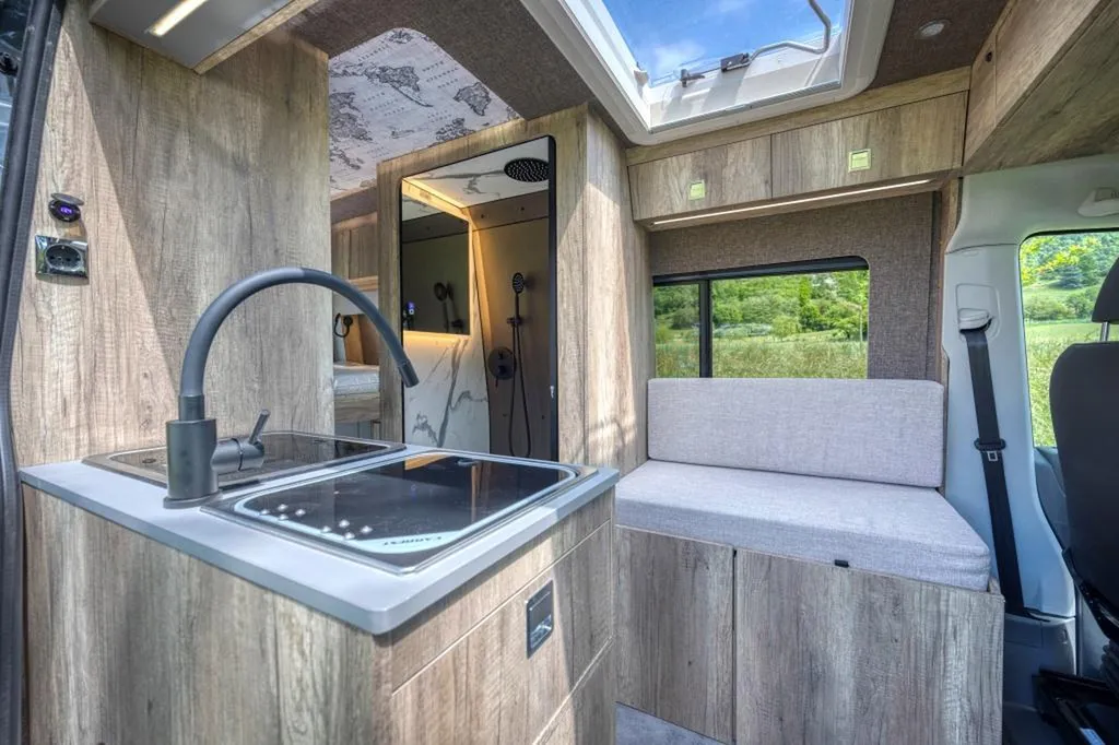 Spécialiste aménagement fourgon MAN TGE 4x4 à Grenoble : transformation van sur-mesure en Isère