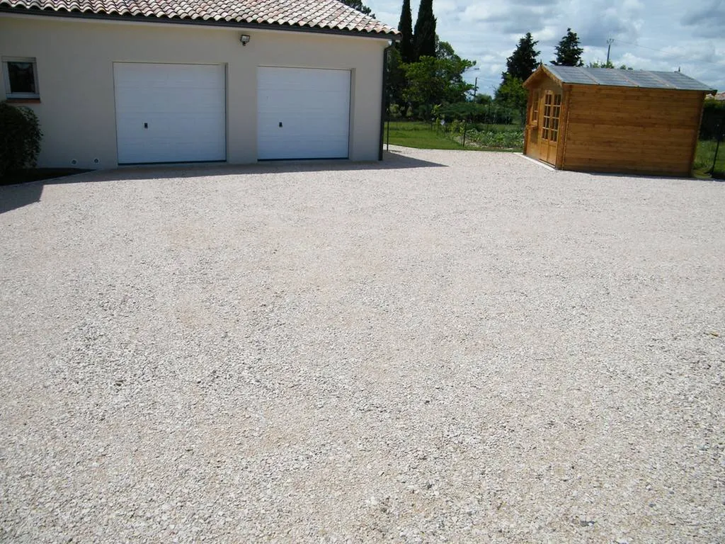 Allée en 0/20 calcaire pour accéder au garage