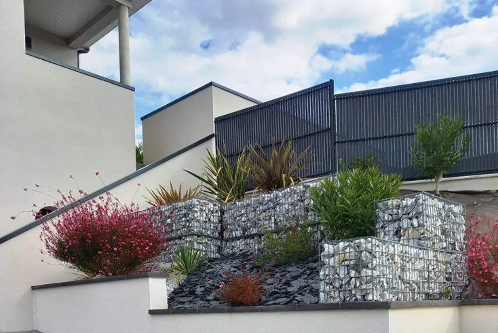 Décor minéral en gabions à Toulouse