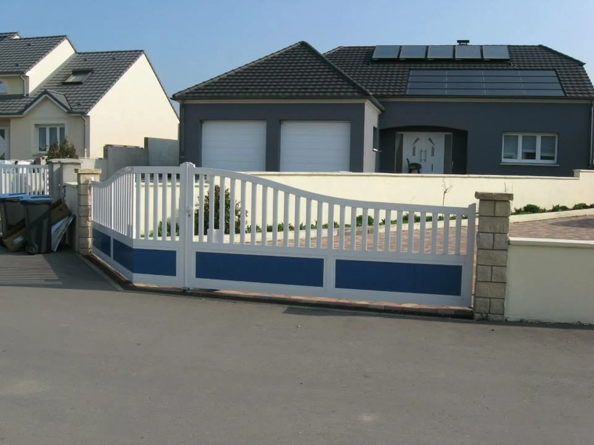 expert en Portail  en aluminium différents modèles auto-porté motorisé  ou deux battants  Gamme CITY classique et élégant