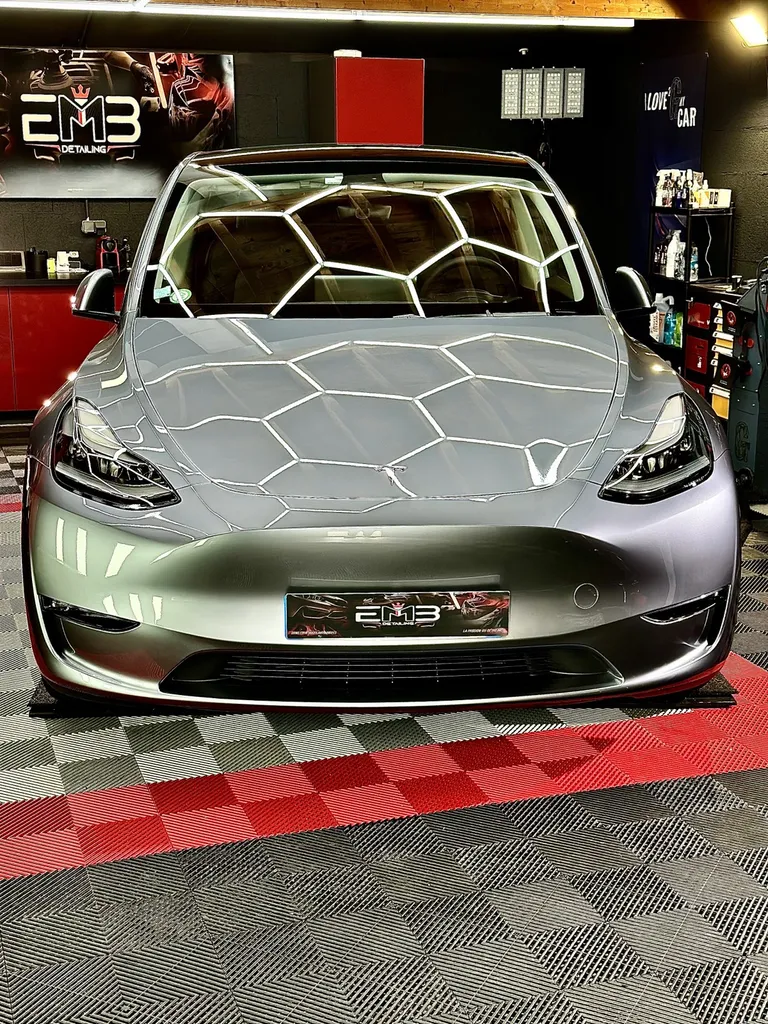 traitement céramique Lyon film de protection carrosserie PPF film plastique carrosserie Tesla model Y Lyon 