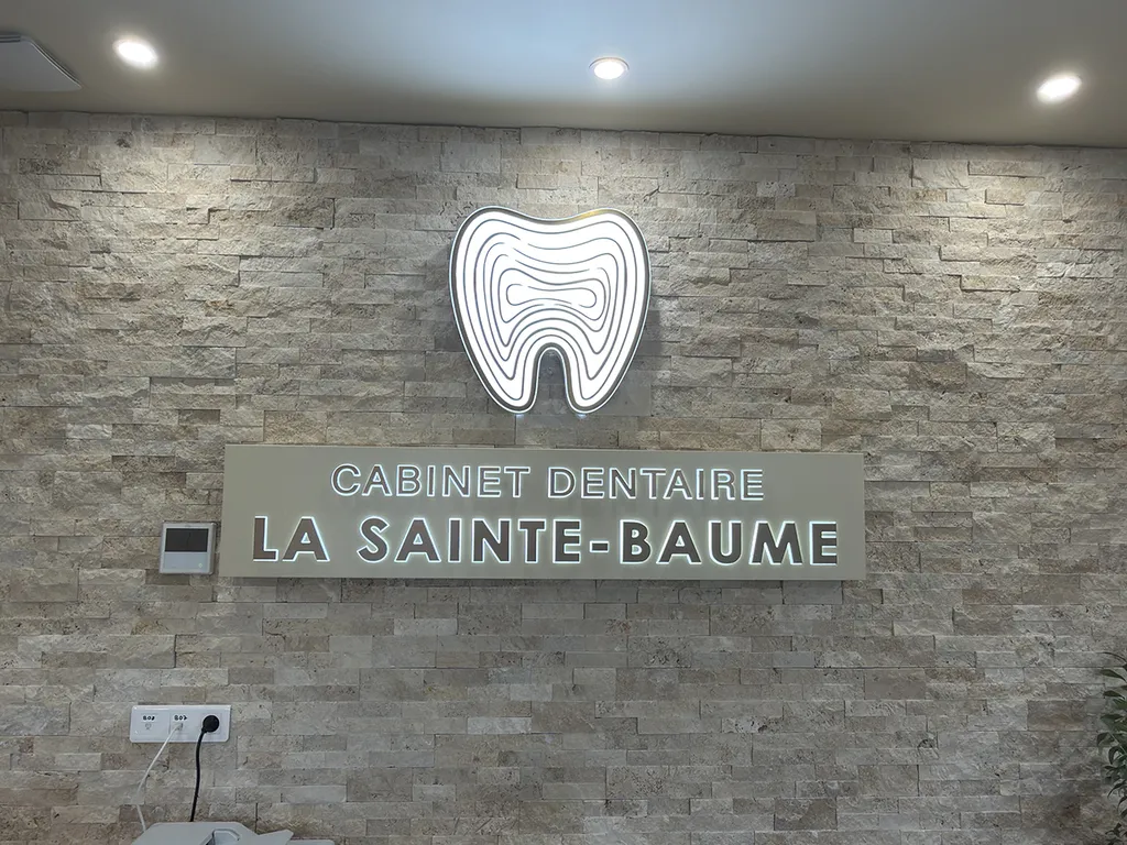 Entrée Installation d’un serveur informatique de 5 PC clients, d'une caméra DEXIS un cabinet dentaire situé à Beausset 83 Var