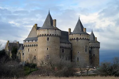 Saint‑Cyprien, village emblématique du Périgord Noir, offre un cadre authentique idéal pour illustrer l’accompagnement Horde d’Or dans l’estimation gratuite et professionnelle de camping‑cars en Dordogne.