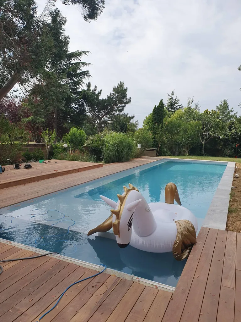 Construction piscine contemporaine avec plage immergée et volet à Bandol 83