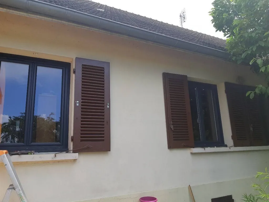 installation volet battant alu persienne bronze sur maison à Miribel près de Lyon