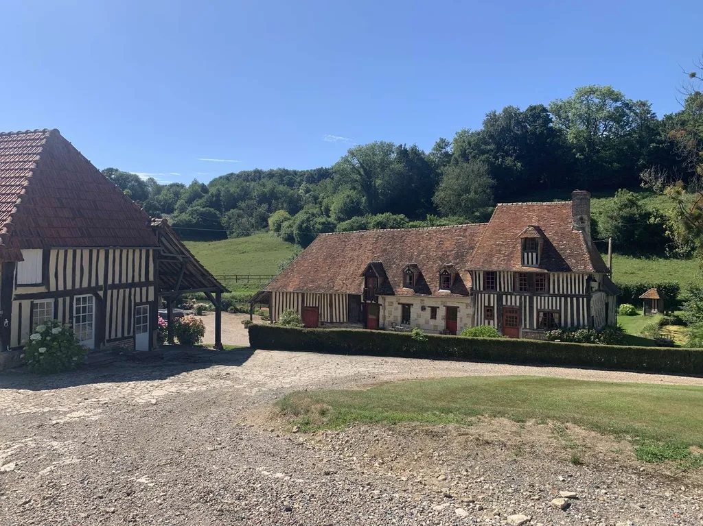A VENDRE - dans le PAYS D’AUGE du CALVADOS, secteur LISIEUX, haras d’élevage de chevaux sur une surface de 48 ha.