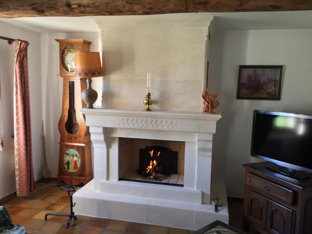 Cheminée provençale en pierre blanche d'Estafilades avec un foyer TOTEM