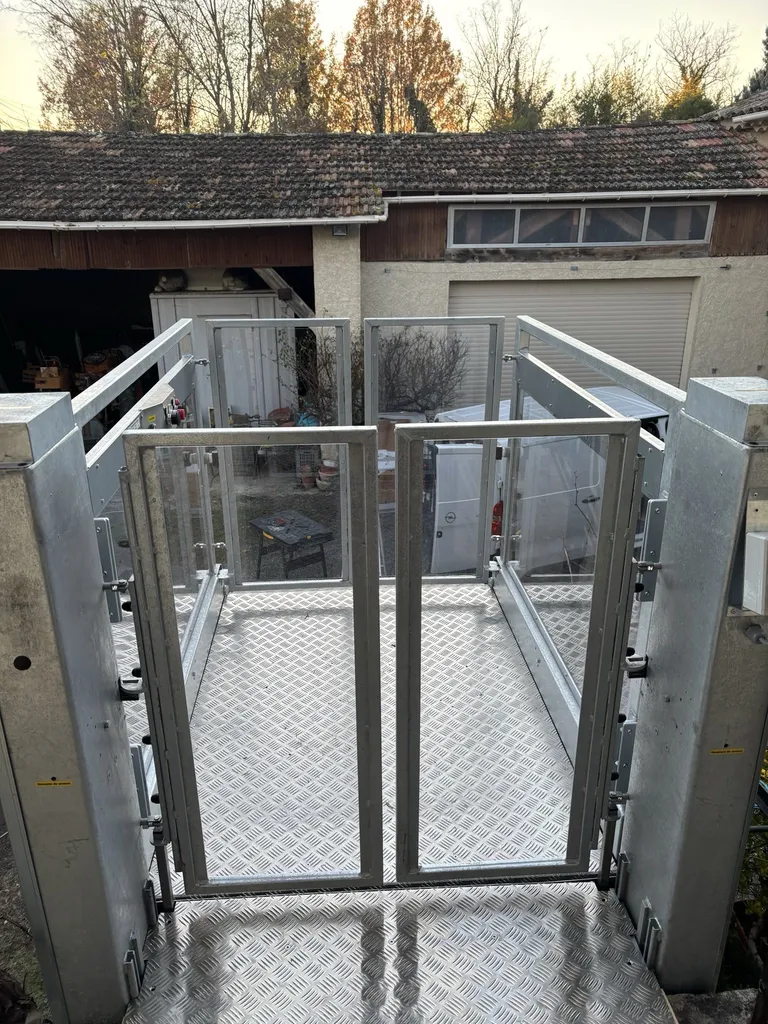 2 demi portes facilitant l'accès à cette plateforme verticale Strategos à Manosque