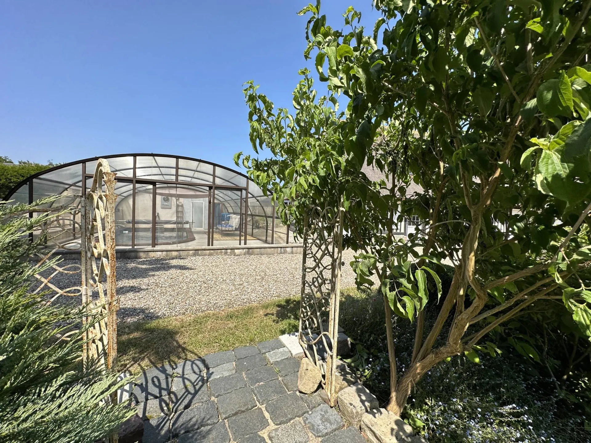 A vendre magnifique propriété nichée dans un environnement verdoyant.