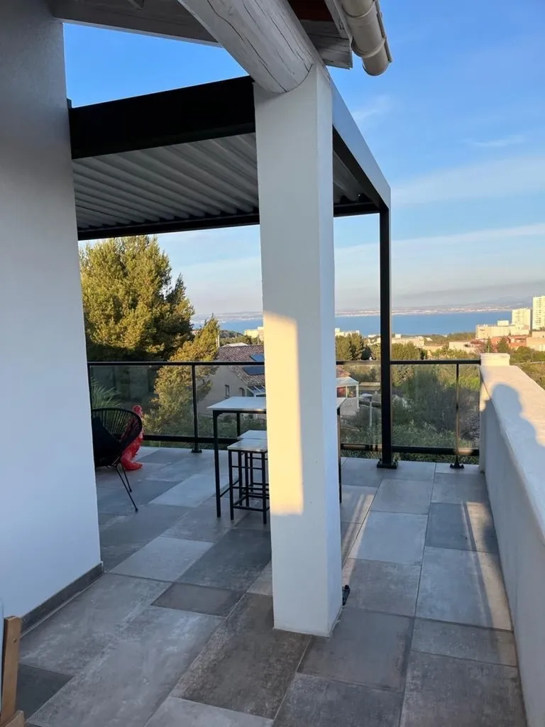 Pergola Bioclimatique IZI en Aluminium sur Martigues 
