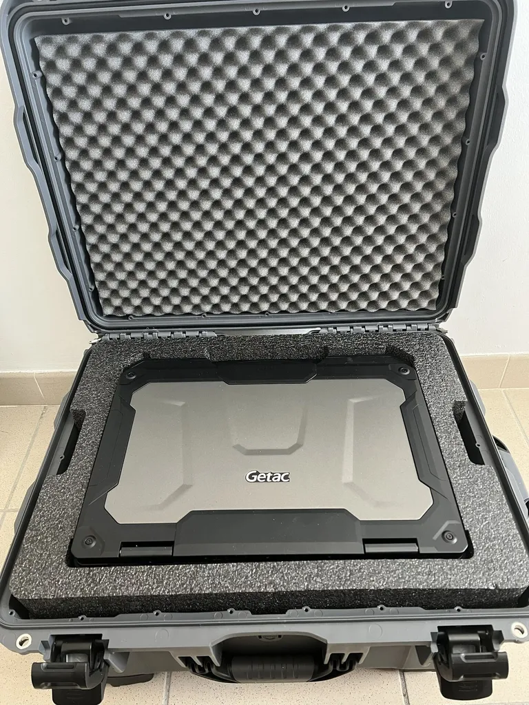 Mousses PE réticulées LD29 noires usinées sur mesure pour valises Nanik 950