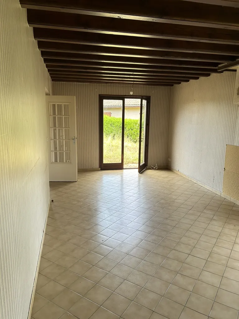 Séjour avant rénovation avec ancien sol en carrelage dans une maison à Tassin-la-Demi-Lune (69)