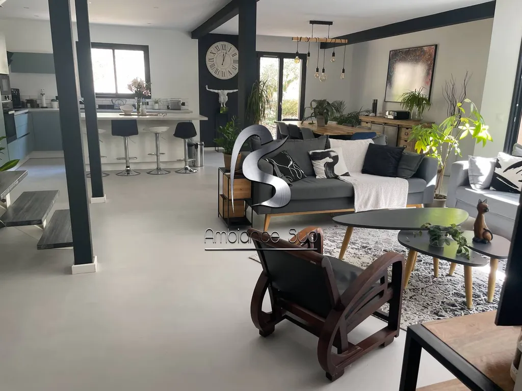 Rénovation d’un sol en béton ciré coulé avec résine minérale effet béton ciré à Manosque à côté de Pierrevert