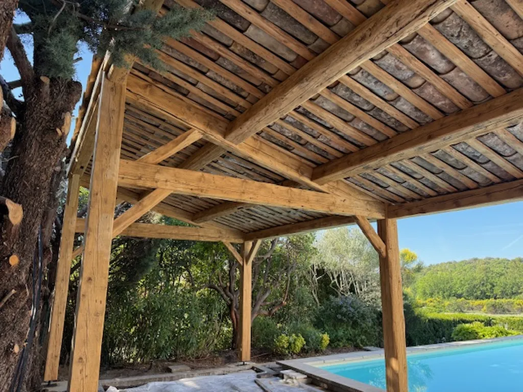 Création Pool House en matériaux de récupération