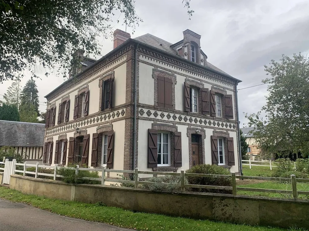 A VENDRE EN NORMANDIE Région LIVAROT : Maison du XIX ème en bordure d'une rivière avec dépendance et un terrain d'environ 2 000 m2