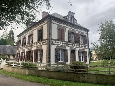 A VENDRE EN NORMANDIE Région LIVAROT : Maison du XIX ème en bordure d'une rivière avec dépendance et un terrain d'environ 2 000 m2