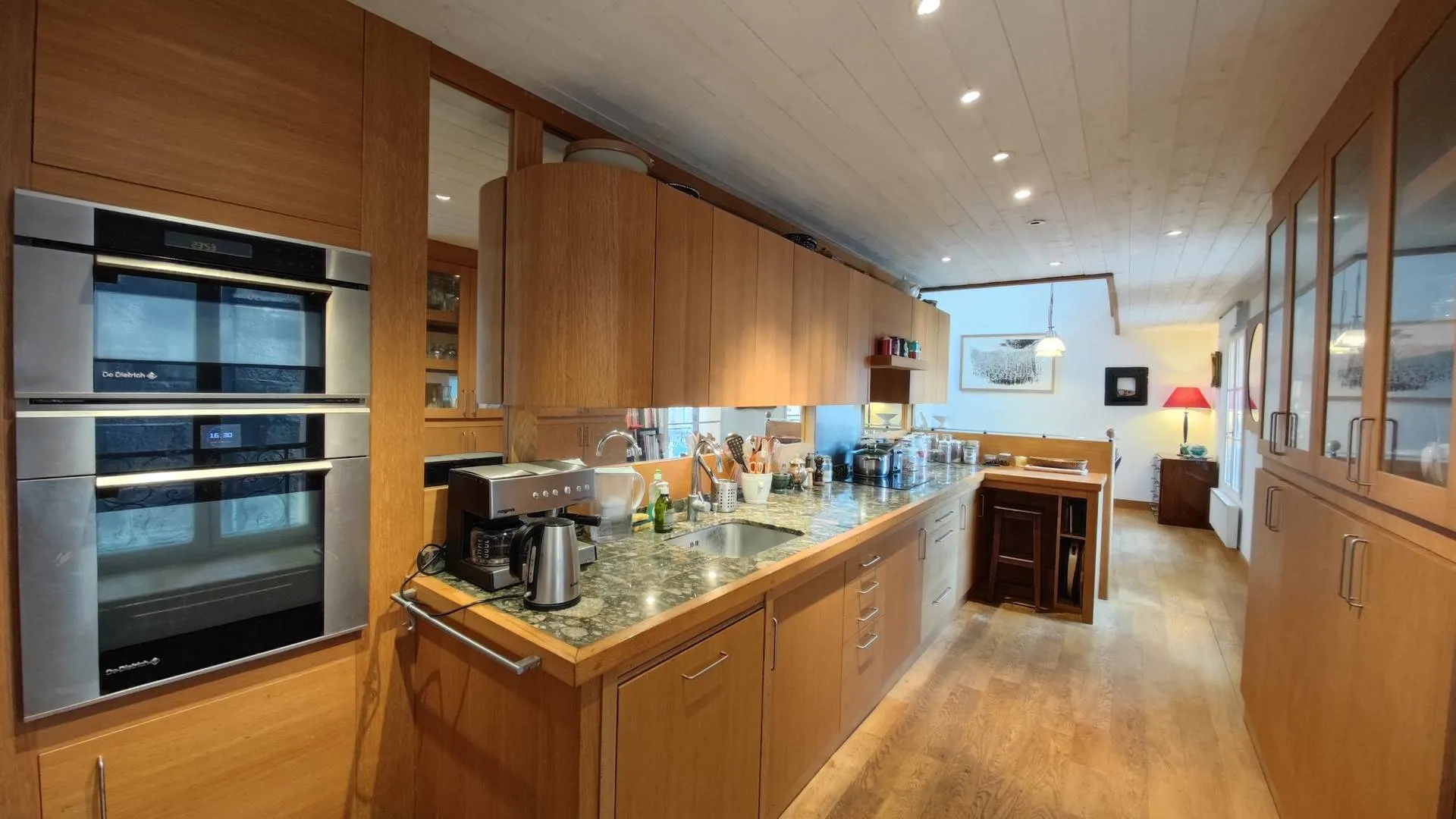 Vends : Séjour Accueillant avec Poêle à Bois - Un séjour chaleureux et convivial, agrémenté d'un poêle à bois pour des soirées cosy en famille ou entre amis.