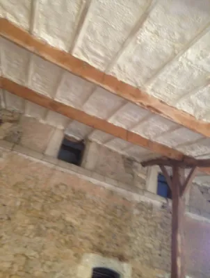 pose de mousse polyuréthane comme isolant dans un bureau à Libourne