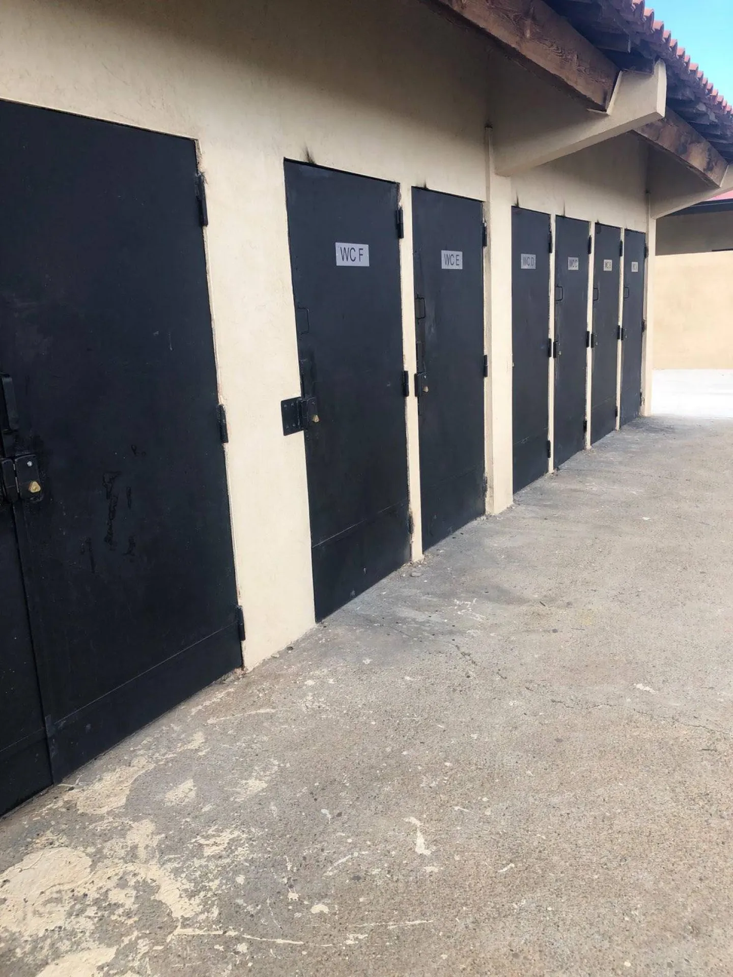 TRAVAUX DE REMISE EN ETAT MISE EN CONFORMITE SECURITE PORTE LOCAL TECHNIQUE ET SANITAIRE MIRAMAS 13 REMPLACEMENT SERRURE BEQUILLE POIGNEE 