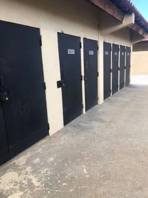 TRAVAUX DE REMISE EN ETAT MISE EN CONFORMITE SECURITE PORTE LOCAL TECHNIQUE ET SANITAIRE MIRAMAS 13 REMPLACEMENT SERRURE BEQUILLE POIGNEE 
