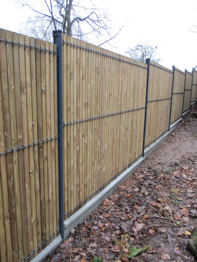 Installation de Clôture occultante mixte acier et bois, lames en bois et Poteaux métalliques à Lieurey dans l'Eure 27 et ses Alentours