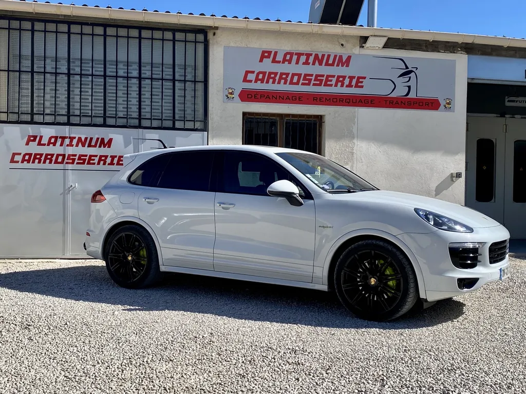Réparation et personnalisation sur une Porsche Cayenne Hybride à Carnoux en Provence dans notre atelier proche de Marseille