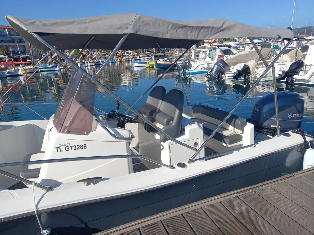 A louer vedette 240 CC White Shark Bandol