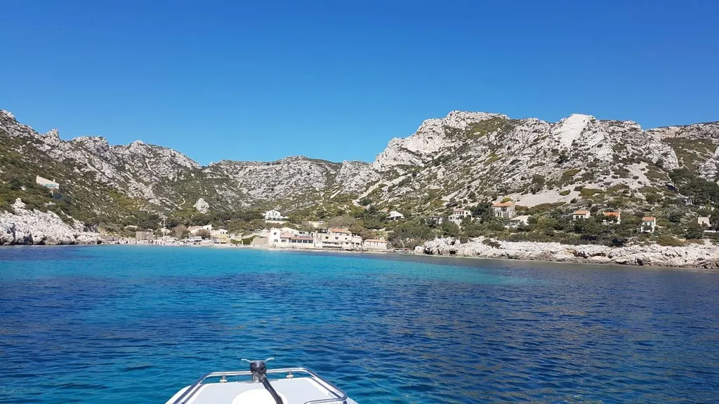 Location de bateau pour visite privée et baignade dans les Calanques de Sormiou à Marseille