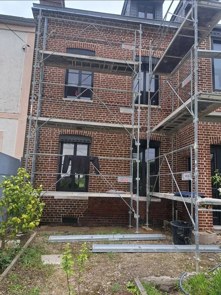 Rénovation de façade en brique en cours 