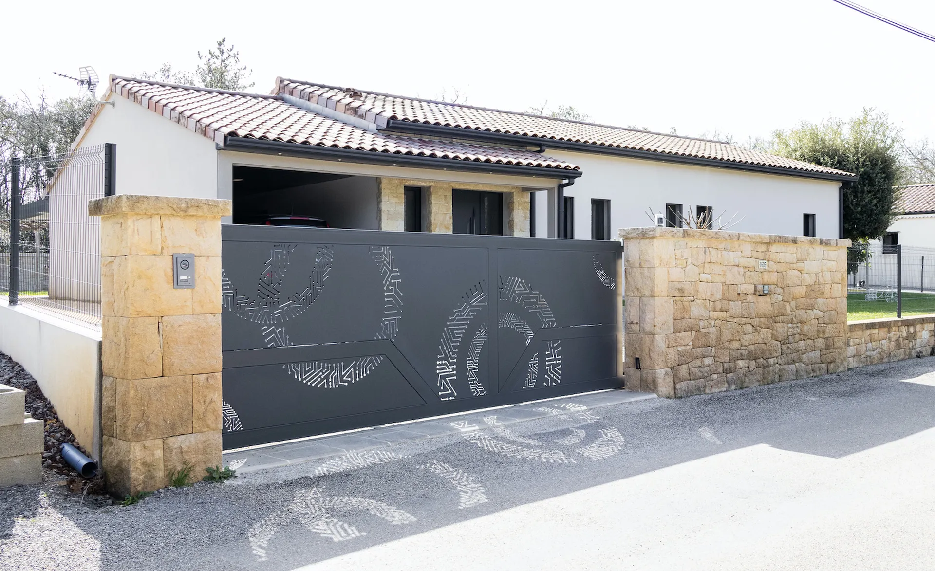 Portail à motifs découpé au plasma : une signature moderne et sécurisée pour votre villa en Sud Ardèche.