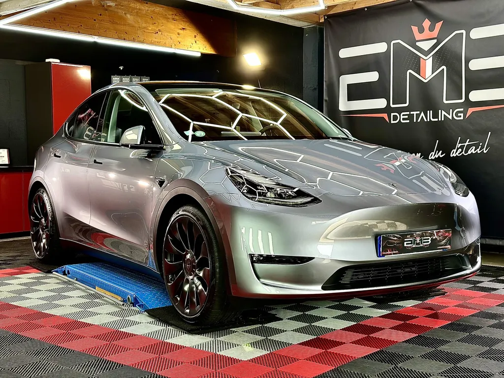 traitement céramique Lyon film de protection carrosserie PPF film plastique carrosserie Tesla model Y Lyon 