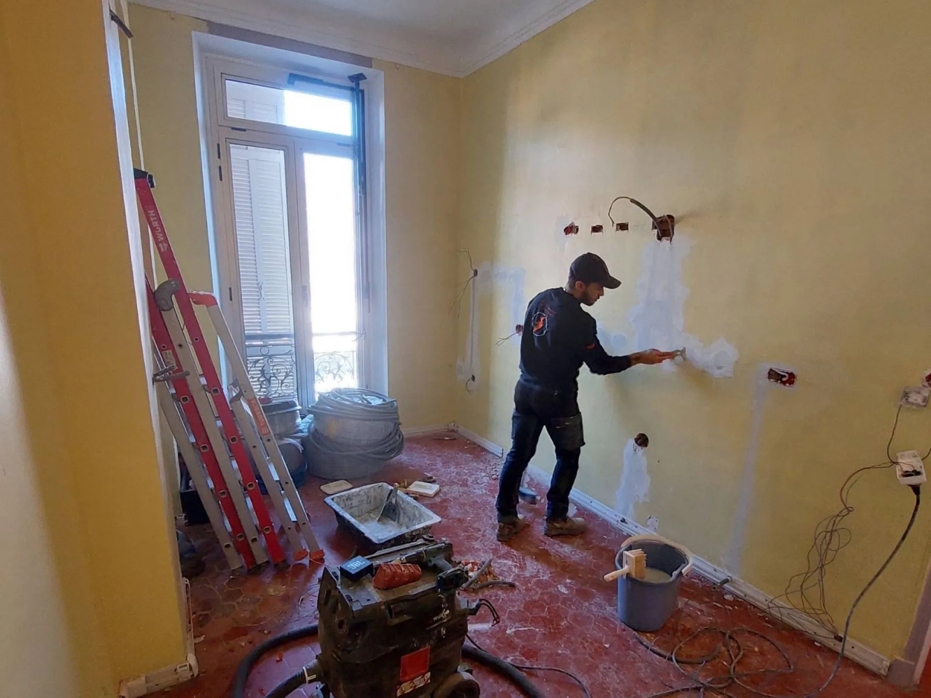 Peindre et rénover les murs d'un appartement à La Crau dans le Var