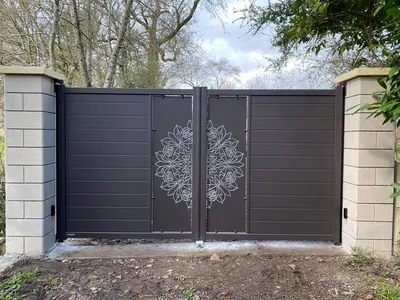 Portail sur mesure aluminium battant gravé Mandala proche Bordeaux