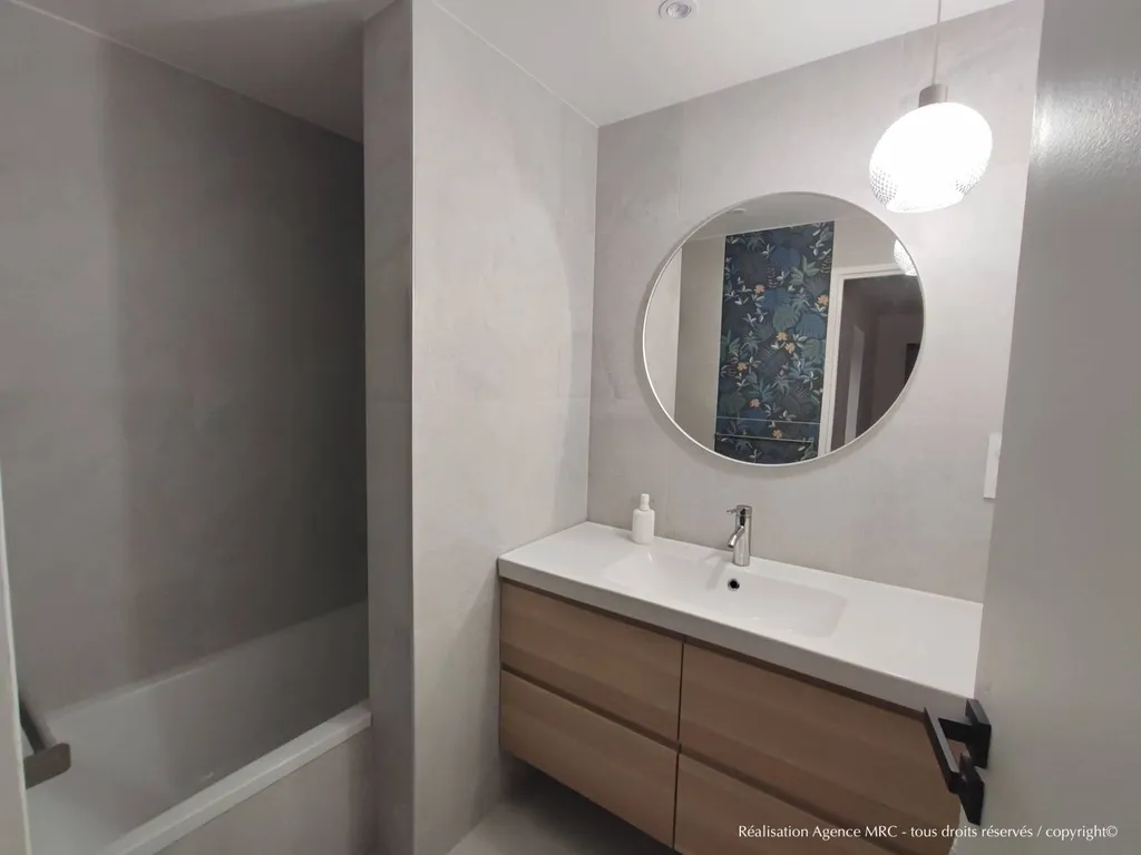 Architecte d'intérieur à Marseille : travaux de salle de bain avec grande vasque, baignoire spacieuse, carrelage effet pierre naturelle et florale, décoration mélange Art Déco et modernité