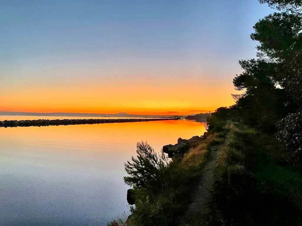 Salle de réception mariage avec jardin provençal et vue sur l'étang de Berre à Martigues dans les Bouches-du-Rhône