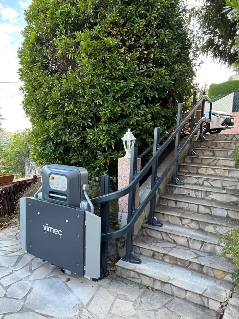 Bénéficiant des dernières innovations techniques et de design, cette plateforme oblique VIMEC V6 S se fond dans son environnement près de Nice