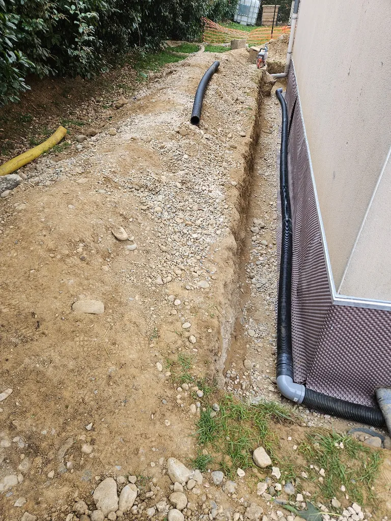 Terrassement au tour de une maison, pose d'une étanchéité avec delta MS et solin pour éviter les problèmes de remonter capillaire sur la commune de Mions près de Lyon 
