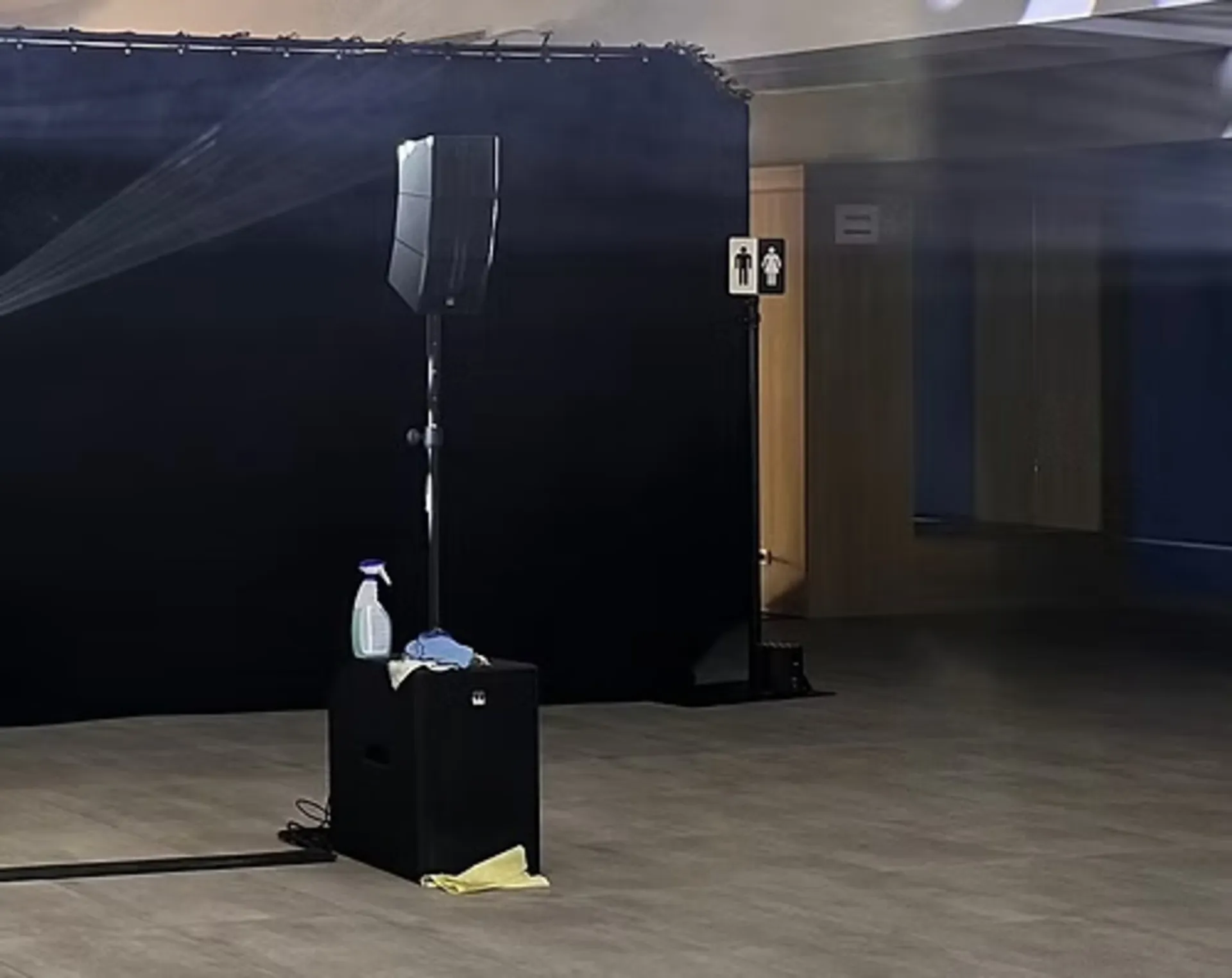 PANNEAU WC SUR PIED OU AIMANTE