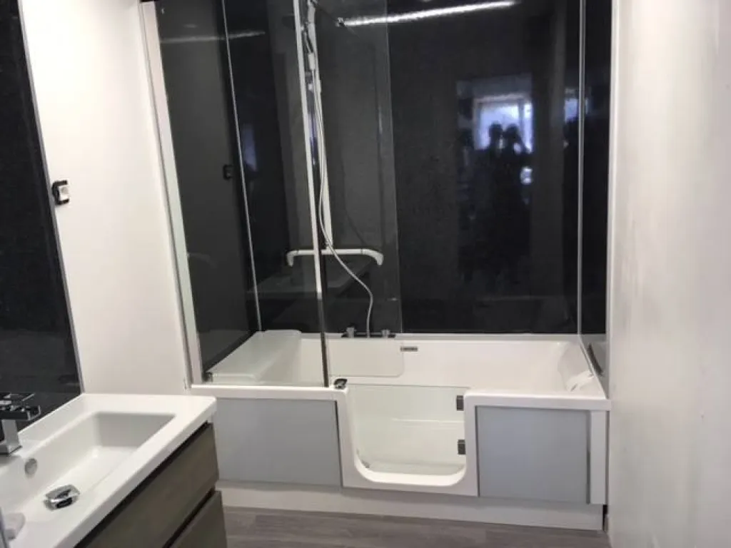 Remplacement baignoire par douche sénior sécurisée à Vénissieux, Rhône (69)