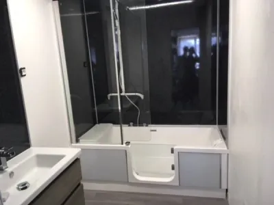 Remplacement baignoire par douche sénior sécurisée à Vénissieux, Rhône (69)