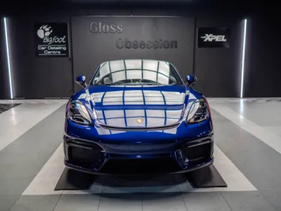 Protection de la carrosserie d’une 718 Spyder contre les gravillons grâce à XPEL à Lorient.