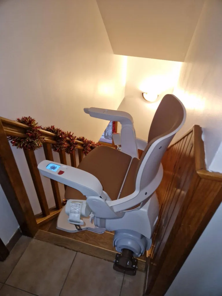 Installation d'un fauteuil monte-escalier OTOLIFT Modul'Air Smart dans un escalier courbe à Peyrolles près d'Aix en Provence