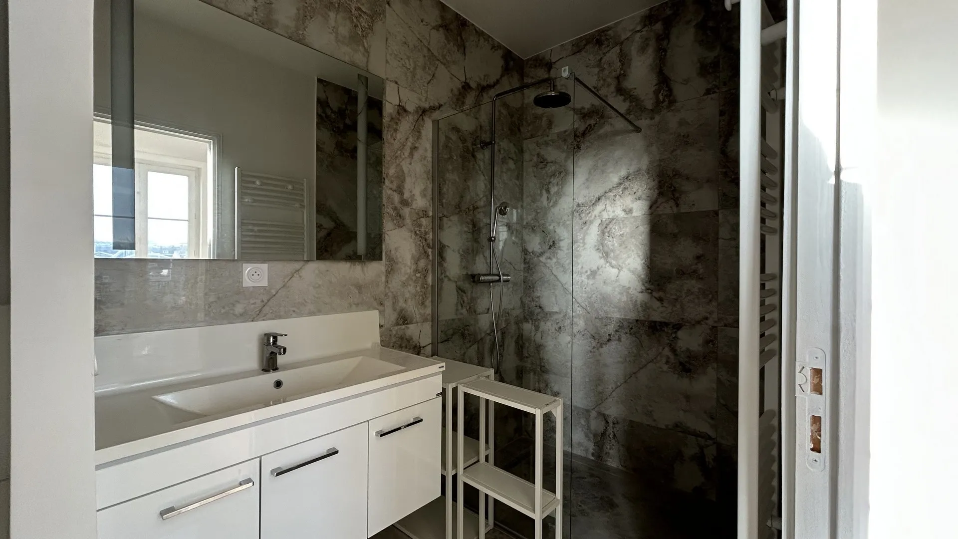 T2 loué de 40.70 m² avec vue port, au 1er étage à proximité immédiate du centre-ville de Dieppe.