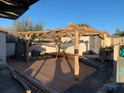 Création d’une pergola en bois flotté d’acacia sur-mesure pour espace détente et élégance naturelle à Agde