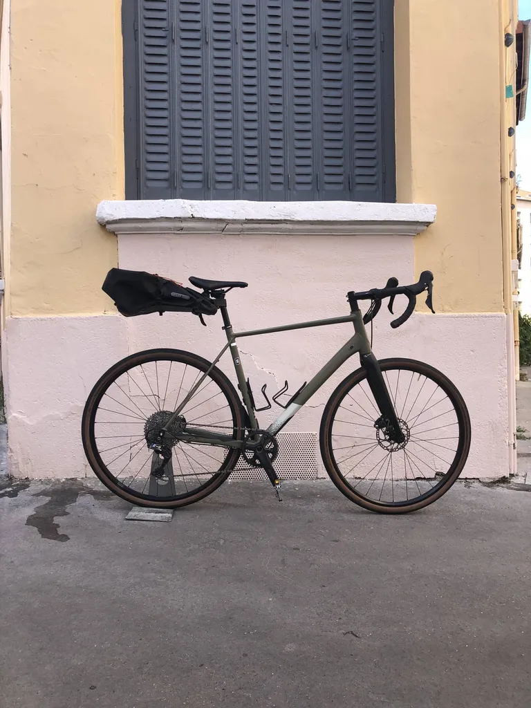 Gravel avec sacoche bikepacking arrière