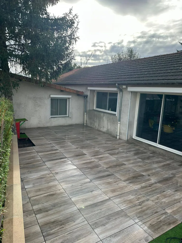 Nettoyage haute pression d'une terrasse en carrelage sur plots, couvertines, muret et allées en enrobé à Villerest près de Roanne