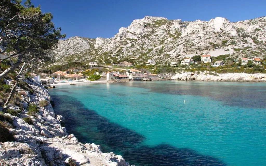 Explorez les Calanques lors d'une journée d'EVJF avec l'Eden Boat à Cassis