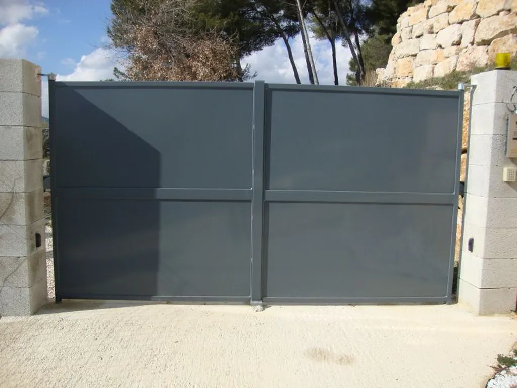 PORTAIL  EN FER ALU GRIS à ST SAVOURNIN