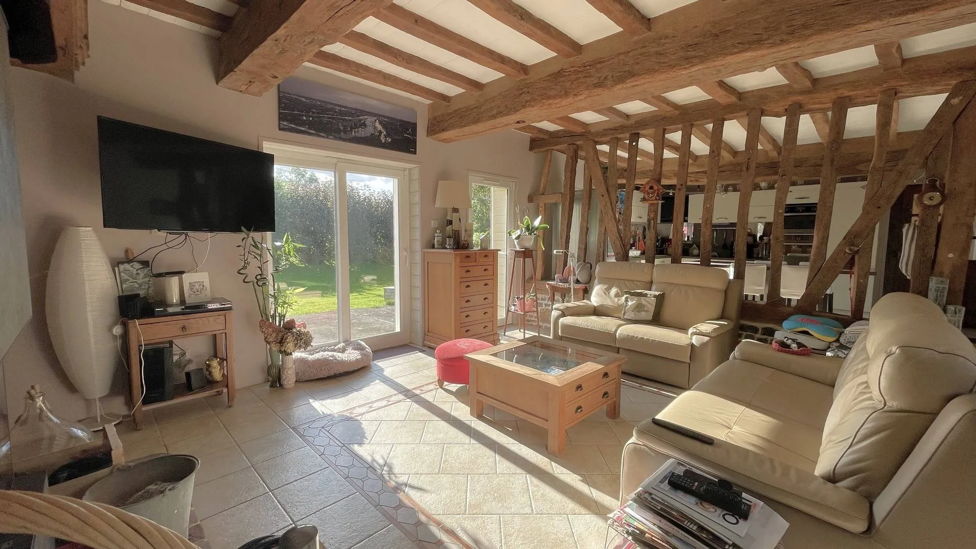 Maison avec 3 chambres et grenier aménageable à vendre : L’étage dispose de deux chambres, dont une avec un grand grenier communiquant, idéal pour un espace supplémentaire.