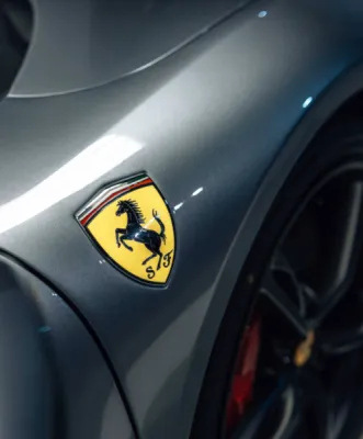 Cette Ferrari 296 GTS allie performance et élégance : le film de protection PPF XPEL garantit une carrosserie parfaite et un entretien facilité.